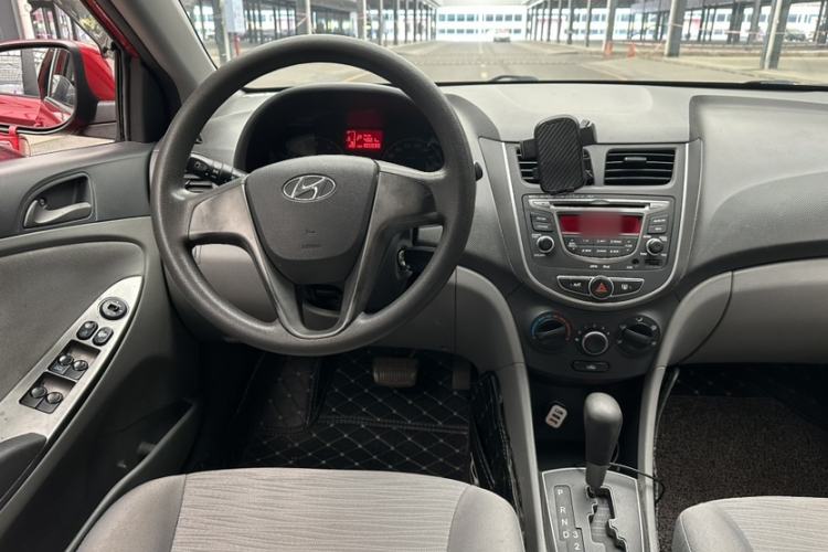 Used Hyundai Verna (older generation) 2014 1.4L Automatic Smart GLS Interior 5