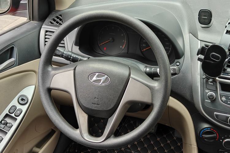Used Hyundai Verna (older generation) 2014 1.4L Automatic Smart GLS Interior 6