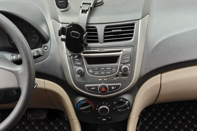 Used Hyundai Verna (older generation) 2014 1.4L Automatic Smart GLS Interior 7