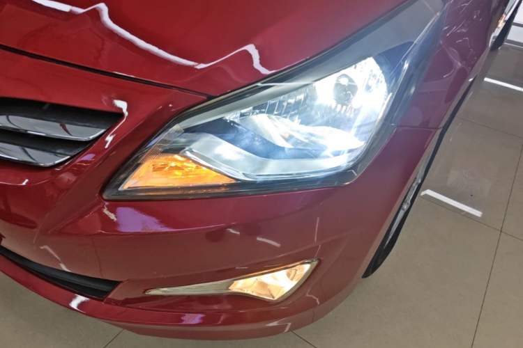 Used Hyundai Verna (older generation) 2014 1.4L Automatic Smart GLS Left Front Headlight