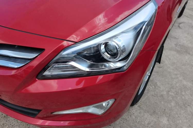 Used Hyundai Verna (older generation) 2014 1.4L Automatic Leading-Edge GLX Left Front Headlight