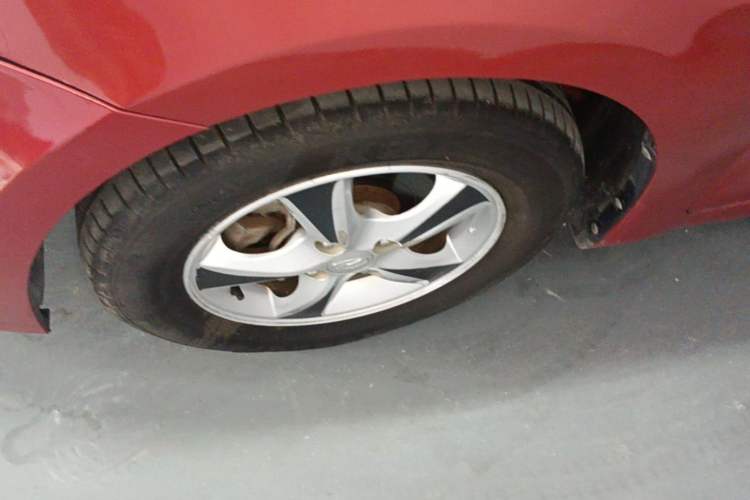 Used Hyundai Verna (older generation) 2014 1.4L Automatic Smart GLS Left Front Wheel Hub