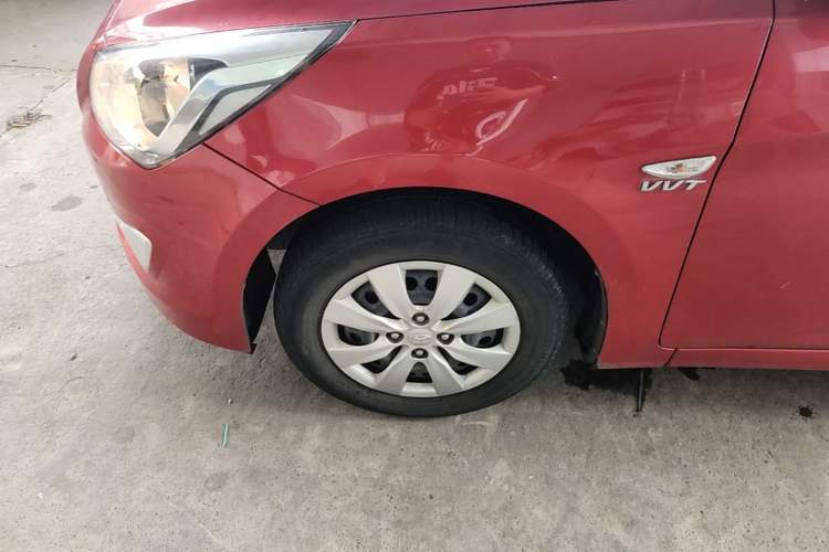 Used Hyundai Verna (older generation) 2014 1.4L Manual Smart GLS Trim Left Front Wheel Hub
