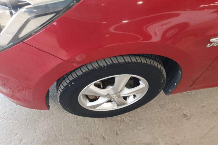 Used Hyundai Verna (older generation) 2014 1.4L Automatic Smart GLS Left Front Wheel Hub