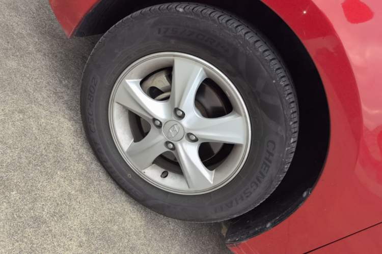 Used Hyundai Verna (older generation) 2014 1.4L Automatic Smart GLS Left Front Wheel Hub