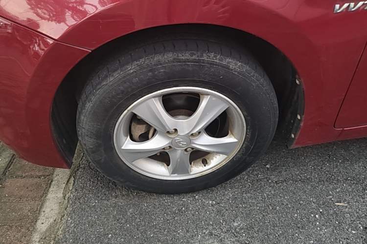 Used Hyundai Verna (older generation) 2014 1.4L Automatic Smart GLS Left Front Wheel Hub