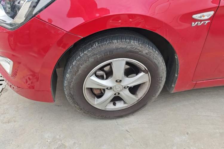 Used Hyundai Verna (older generation) 2014 1.4L Automatic Smart GLS Left Front Wheel Hub