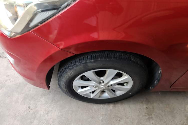 Used Hyundai Verna (older generation) 2014 1.4L Manual Smart GLS Trim Left Front Wheel Hub