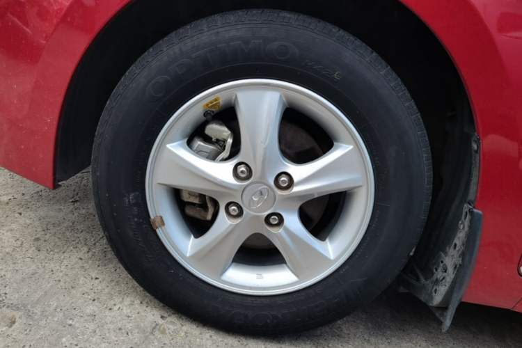 Used Hyundai Verna (older generation) 2014 1.4L Automatic Leading-Edge GLX Left Front Wheel Hub
