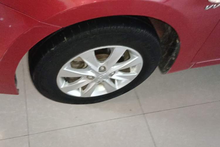 Used Hyundai Verna (older generation) 2014 1.4L Manual Smart GLS Trim Left Front Wheel Hub