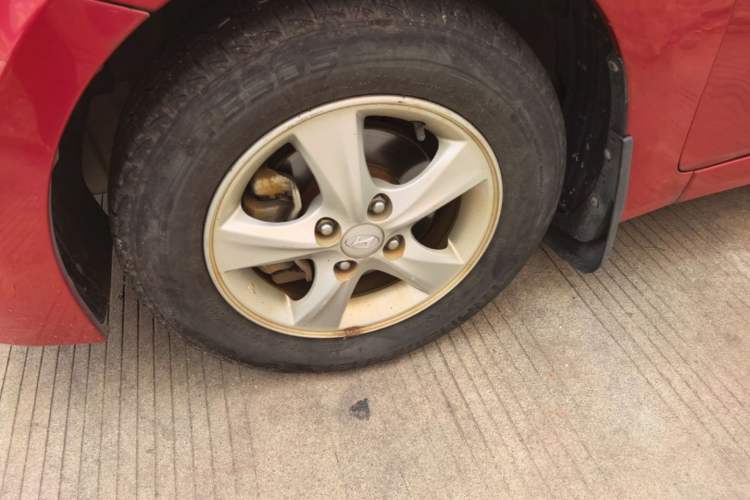 Used Hyundai Verna (older generation) 2014 1.4L Automatic Smart GLS Left Front Wheel Hub