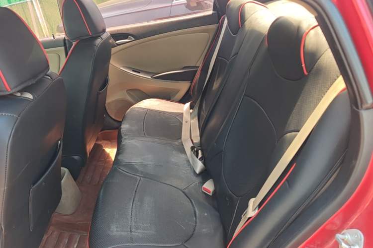 Used Hyundai Verna (older generation) 2014 1.4L Automatic Leading-Edge GLX Left Rear Seat