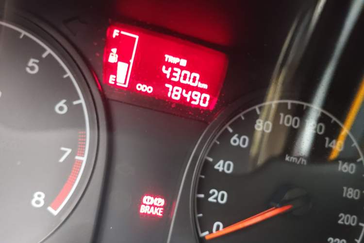Used Hyundai Verna (older generation) 2014 1.4L Manual Smart GLS Trim Odometer Close Up