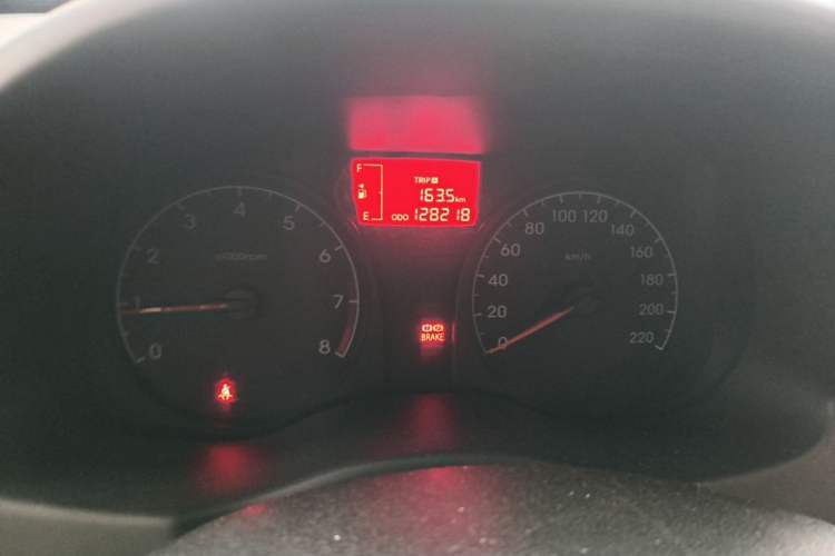 Used Hyundai Verna (older generation) 2014 1.4L Manual Smart GLS Trim Odometer Close Up