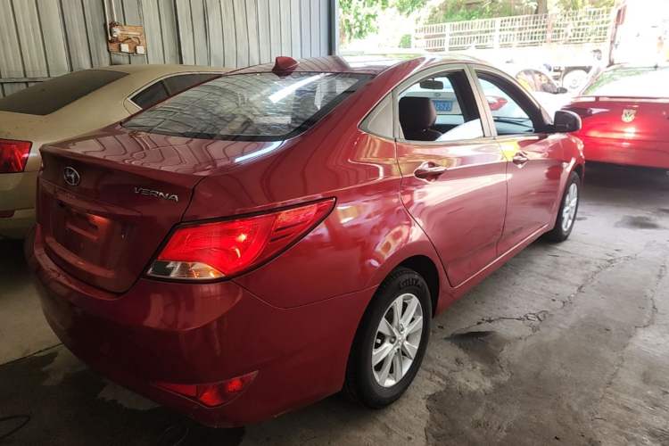 Used Hyundai Verna (older generation) 2014 1.4L Manual Smart GLS Trim Rear Right 45 Deg