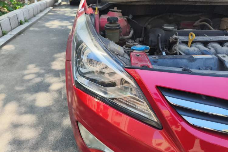 Used Hyundai Verna (older generation) 2014 1.4L Automatic Smart GLS Right Front Headlight