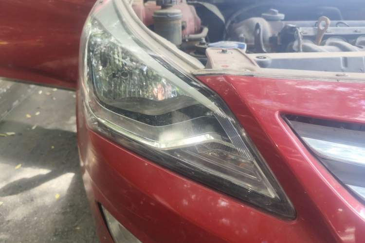 Used Hyundai Verna (older generation) 2014 1.4L Manual Smart GLS Trim Right Front Headlight