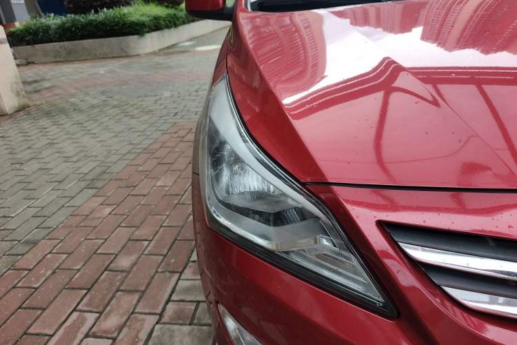 Used Hyundai Verna (older generation) 2014 1.4L Automatic Smart GLS Right Front Headlight