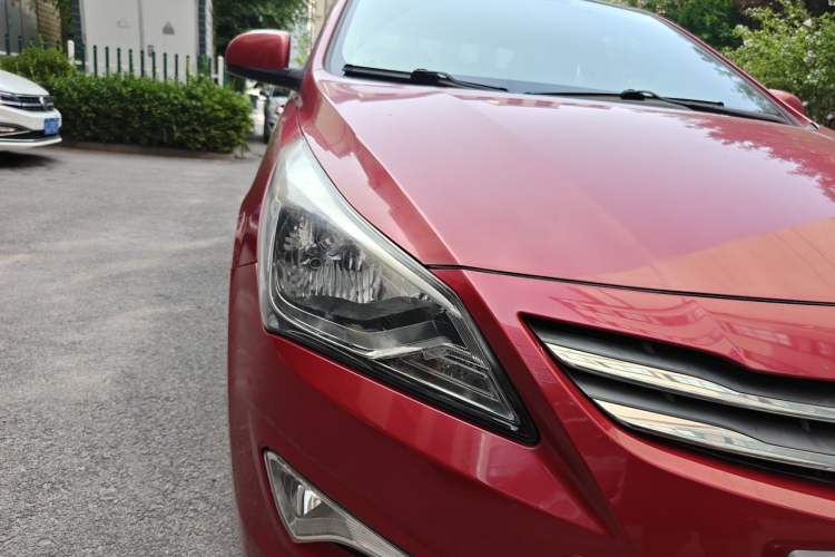 Used Hyundai Verna (older generation) 2014 1.4L Manual Smart GLS Trim Right Front Headlight