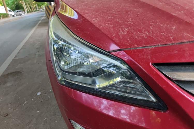 Used Hyundai Verna (older generation) 2014 1.4L Manual Smart GLS Trim Right Front Headlight