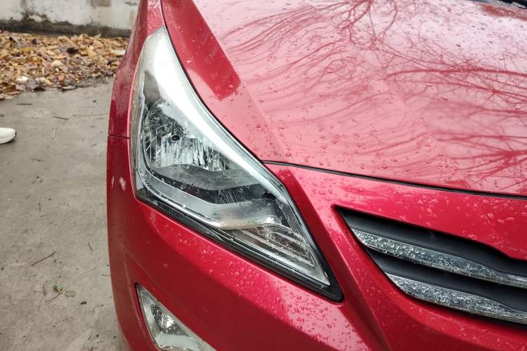 Used Hyundai Verna (older generation) 2014 1.4L Manual Smart GLS Trim Right Front Headlight
