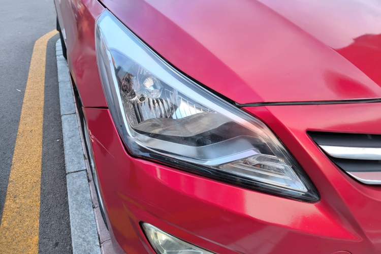 Used Hyundai Verna (older generation) 2014 1.4L Manual Smart GLS Trim Right Front Headlight