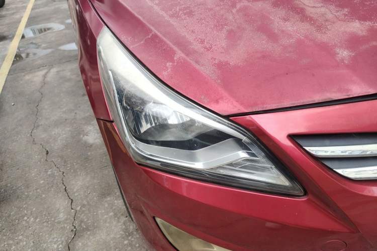 Used Hyundai Verna (older generation) 2014 1.4L Manual Smart GLS Trim Right Front Headlight