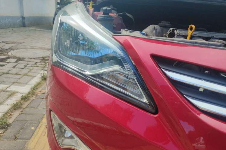 Used Hyundai Verna (older generation) 2014 1.4L Manual Smart GLS Trim Right Front Headlight
