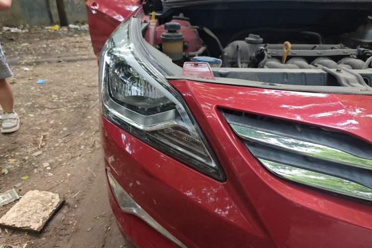 Used Hyundai Verna (older generation) 2014 1.4L Manual Smart GLS Trim Right Front Headlight