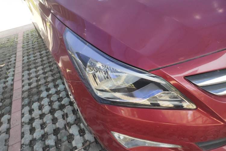 Used Hyundai Verna (older generation) 2014 1.4L Manual Smart GLS Trim Right Front Headlight
