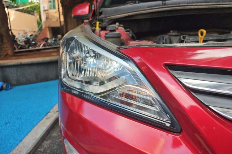 Used Hyundai Verna (older generation) 2014 1.4L Automatic Smart GLS Right Front Headlight