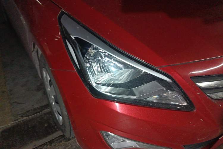Used Hyundai Verna (older generation) 2014 1.4L Manual Smart GLS Trim Right Front Headlight