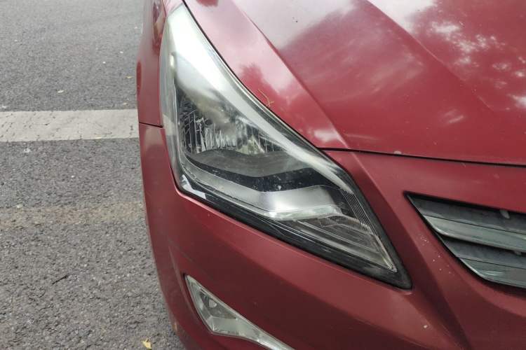 Used Hyundai Verna (older generation) 2014 1.4L Manual Smart GLS Trim Right Front Headlight