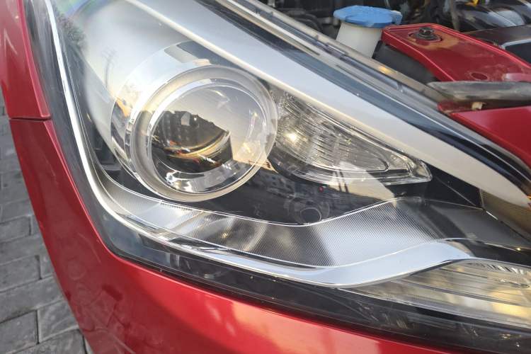 Used Hyundai Verna (older generation) 2014 1.4L Automatic Leading-Edge GLX Right Front Headlight