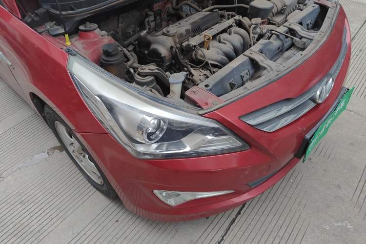 Used Hyundai Verna (older generation) 2014 1.4L Automatic Leading-Edge GLX Right Front Headlight