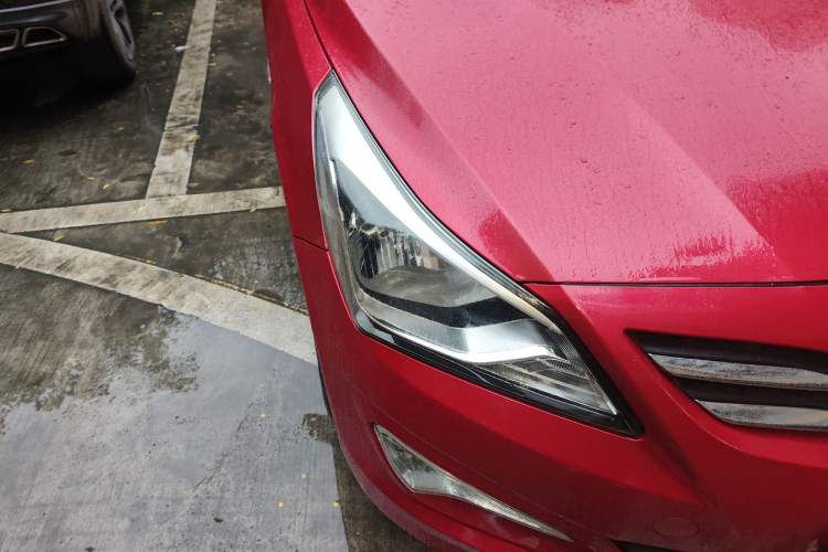 Used Hyundai Verna (older generation) 2014 1.4L Manual Smart GLS Trim Right Front Headlight