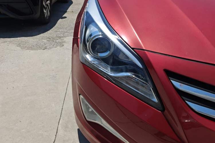 Used Hyundai Verna (older generation) 2014 1.4L Automatic Leading-Edge GLX Right Front Headlight