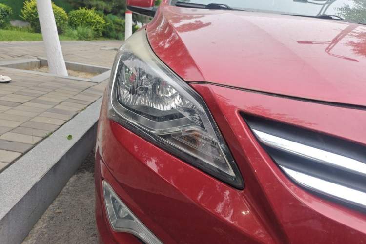 Used Hyundai Verna (older generation) 2014 1.4L Manual Smart GLS Trim Right Front Headlight