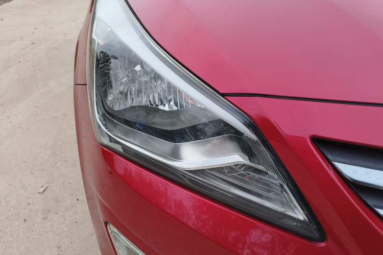 Used Hyundai Verna (older generation) 2014 1.4L Manual Smart GLS Trim Right Front Headlight