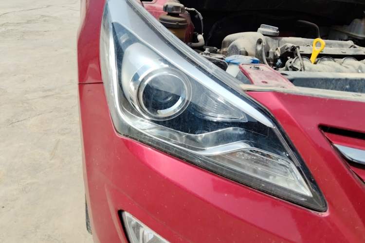 Used Hyundai Verna (older generation) 2014 1.4L Manual Top-Tier Model TOP Right Front Headlight
