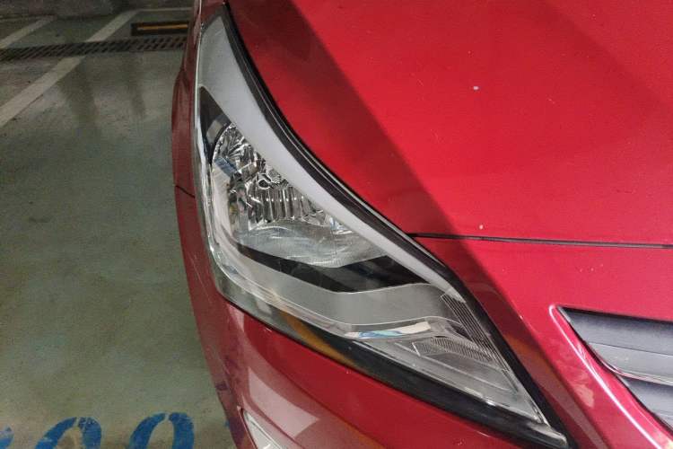 Used Hyundai Verna (older generation) 2014 1.4L Automatic Smart GLS Right Front Headlight