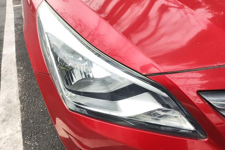 Used Hyundai Verna (older generation) 2014 1.4L Manual Smart GLS Trim Right Front Headlight