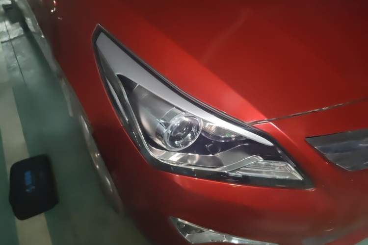 Used Hyundai Verna (older generation) 2014 1.4L Automatic Leading-Edge GLX Right Front Headlight