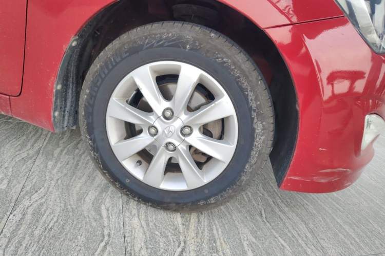Used Hyundai Verna (older generation) 2014 1.4L Manual Fashion GS Model Right Front Wheel Hub