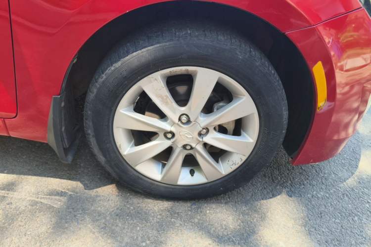 Used Hyundai Verna (older generation) 2014 1.4L Automatic Smart GLS Right Front Wheel Hub