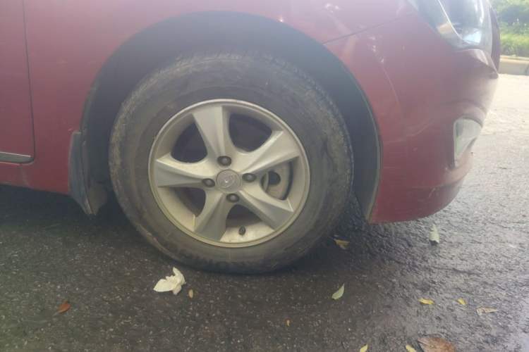 Used Hyundai Verna (older generation) 2014 1.4L Manual Smart GLS Trim Right Front Wheel Hub