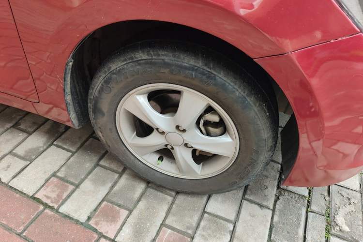 Used Hyundai Verna (older generation) 2014 1.4L Automatic Smart GLS Right Front Wheel Hub