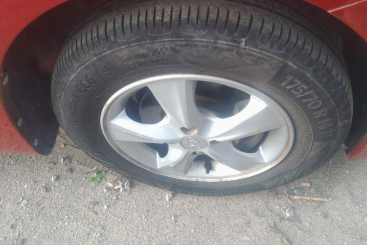 Used Hyundai Verna (older generation) 2014 1.4L Automatic Smart GLS Right Front Wheel Hub