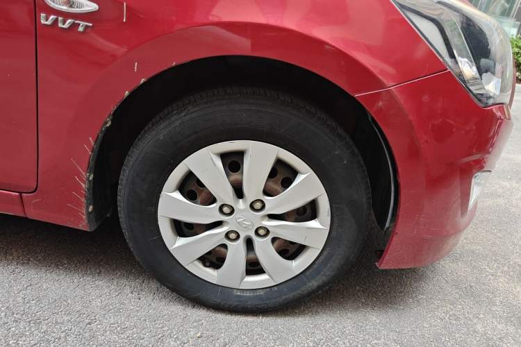 Used Hyundai Verna (older generation) 2014 1.4L Manual Smart GLS Trim Right Front Wheel Hub