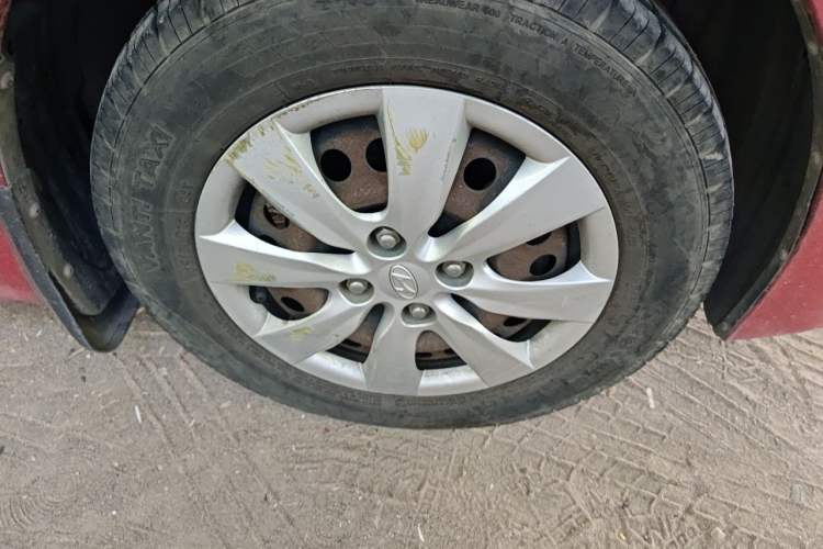 Used Hyundai Verna (older generation) 2014 1.4L Manual Smart GLS Trim Right Front Wheel Hub